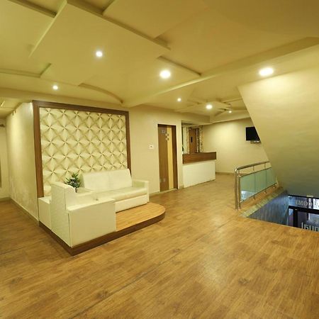 Hotel Loyal Residency Jāmnagar Dış mekan fotoğraf
