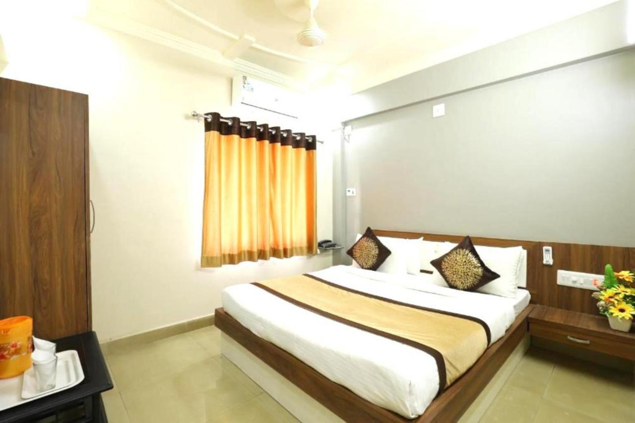 Hotel Loyal Residency Jāmnagar Dış mekan fotoğraf