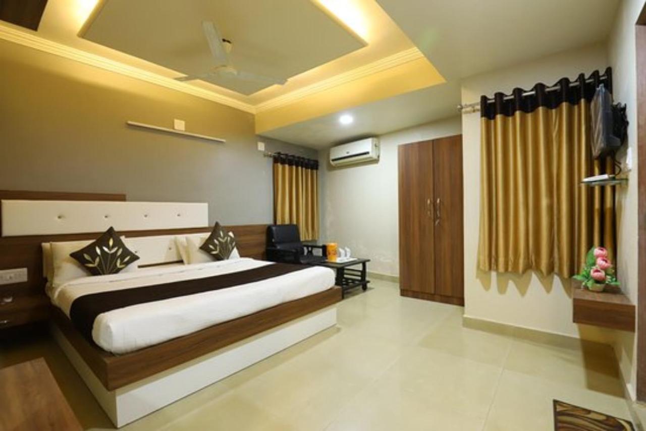 Hotel Loyal Residency Jāmnagar Dış mekan fotoğraf