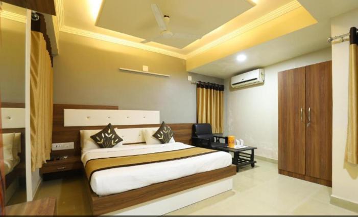 Hotel Loyal Residency Jāmnagar Dış mekan fotoğraf