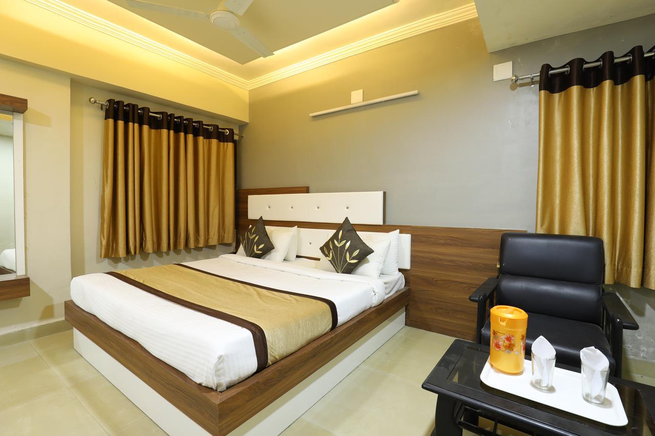 Hotel Loyal Residency Jāmnagar Dış mekan fotoğraf