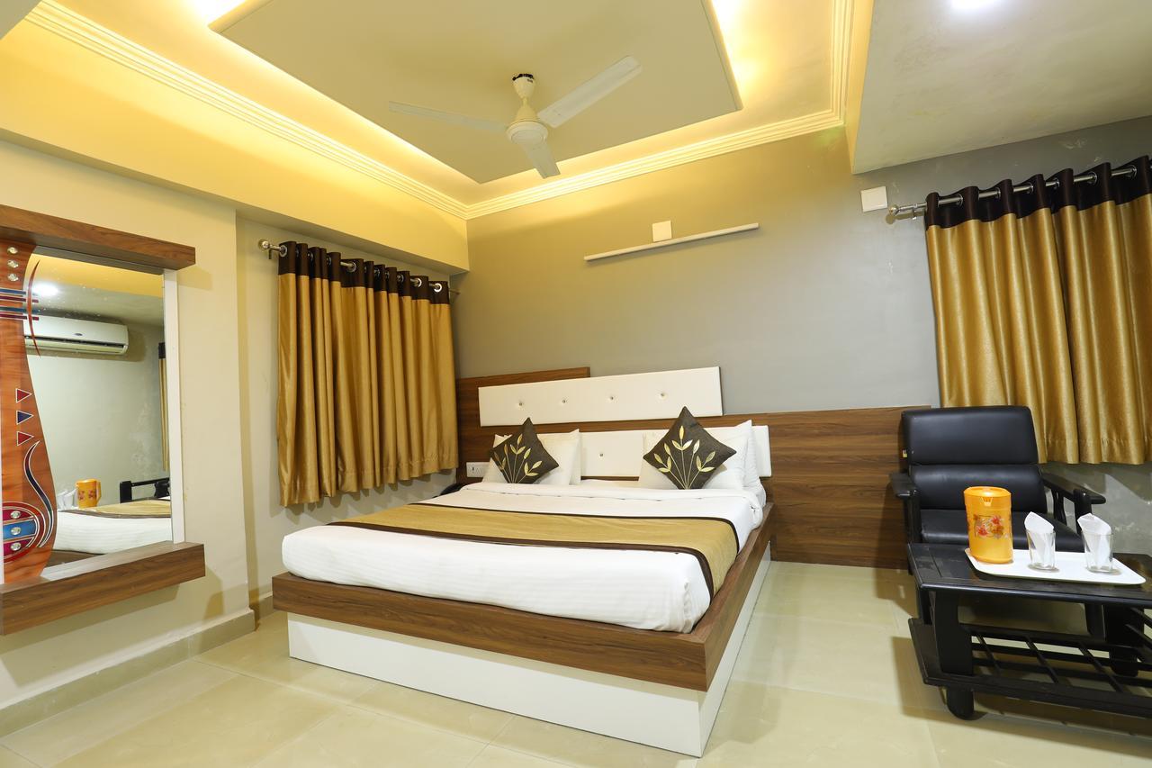 Hotel Loyal Residency Jāmnagar Dış mekan fotoğraf