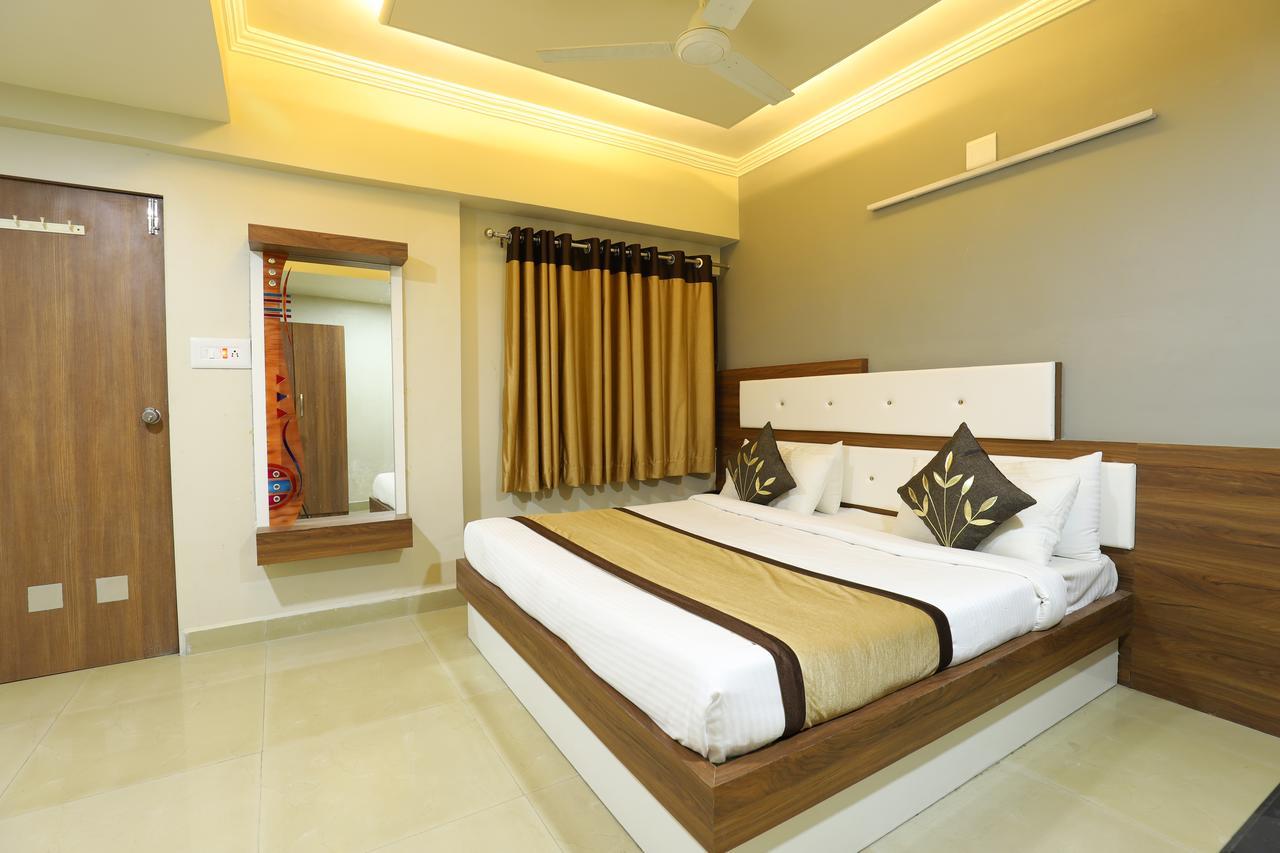 Hotel Loyal Residency Jāmnagar Dış mekan fotoğraf