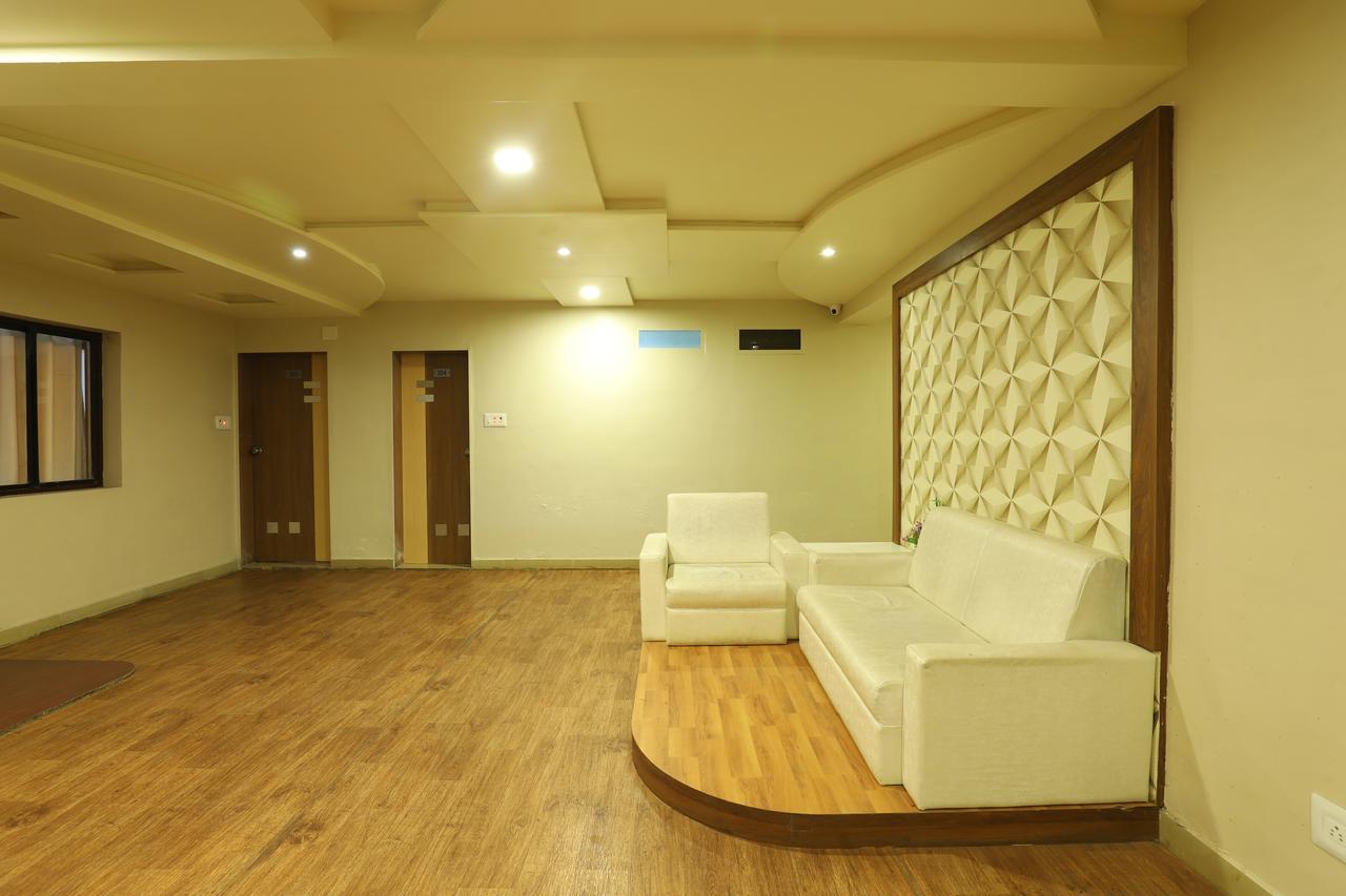 Hotel Loyal Residency Jāmnagar Dış mekan fotoğraf