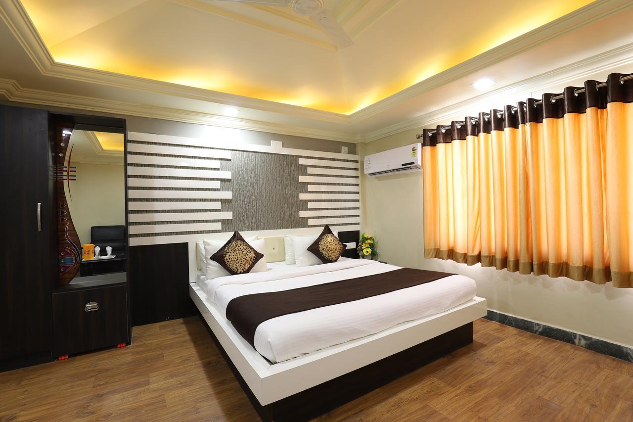 Hotel Loyal Residency Jāmnagar Dış mekan fotoğraf