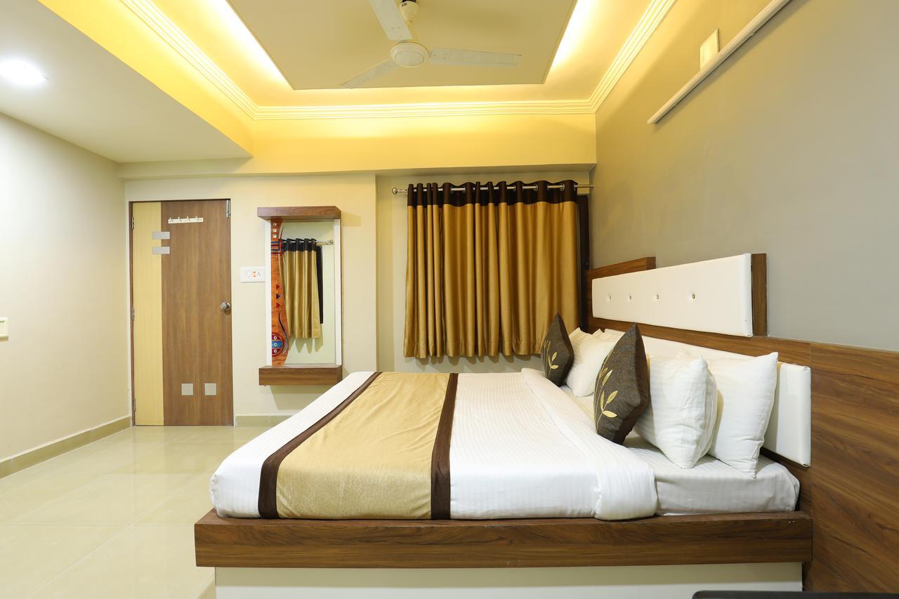 Hotel Loyal Residency Jāmnagar Dış mekan fotoğraf