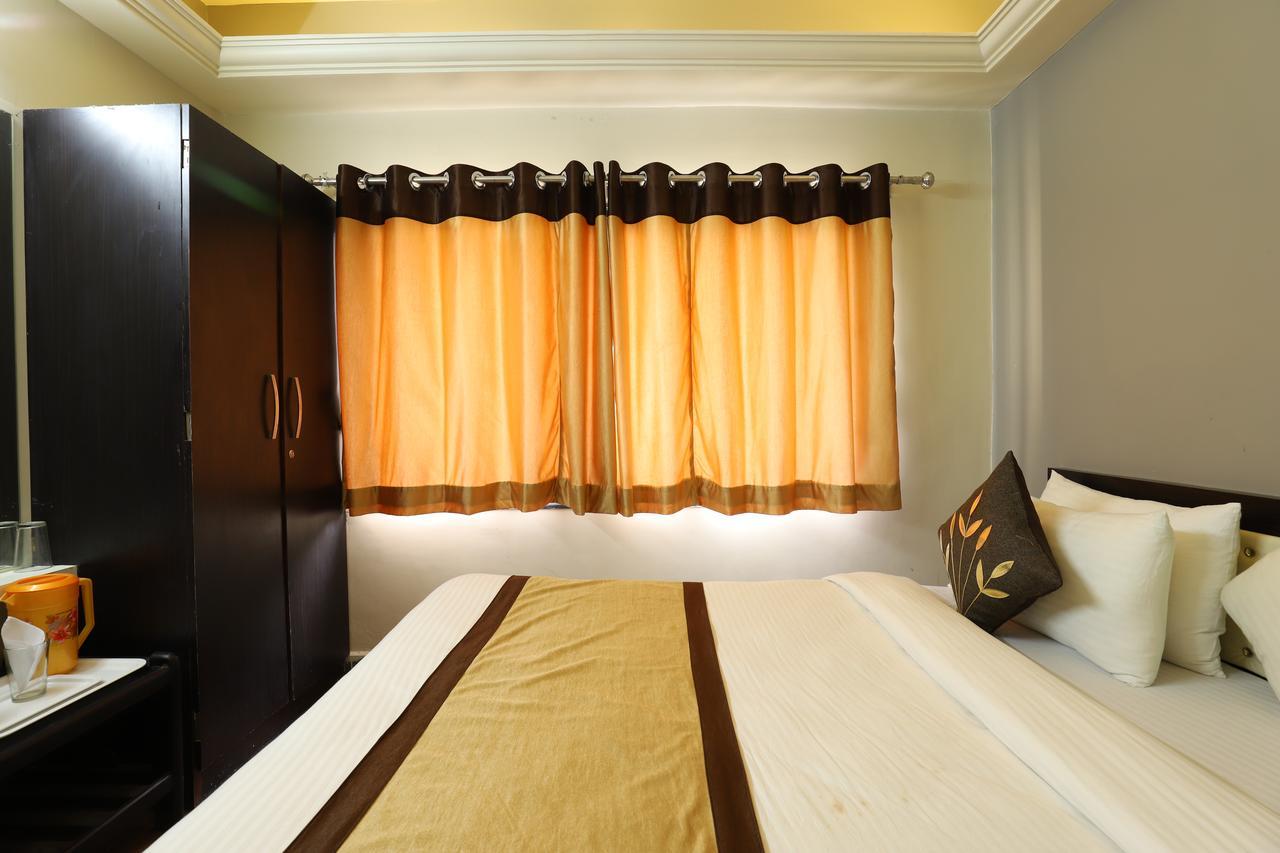 Hotel Loyal Residency Jāmnagar Dış mekan fotoğraf