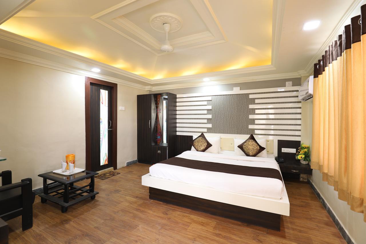 Hotel Loyal Residency Jāmnagar Dış mekan fotoğraf