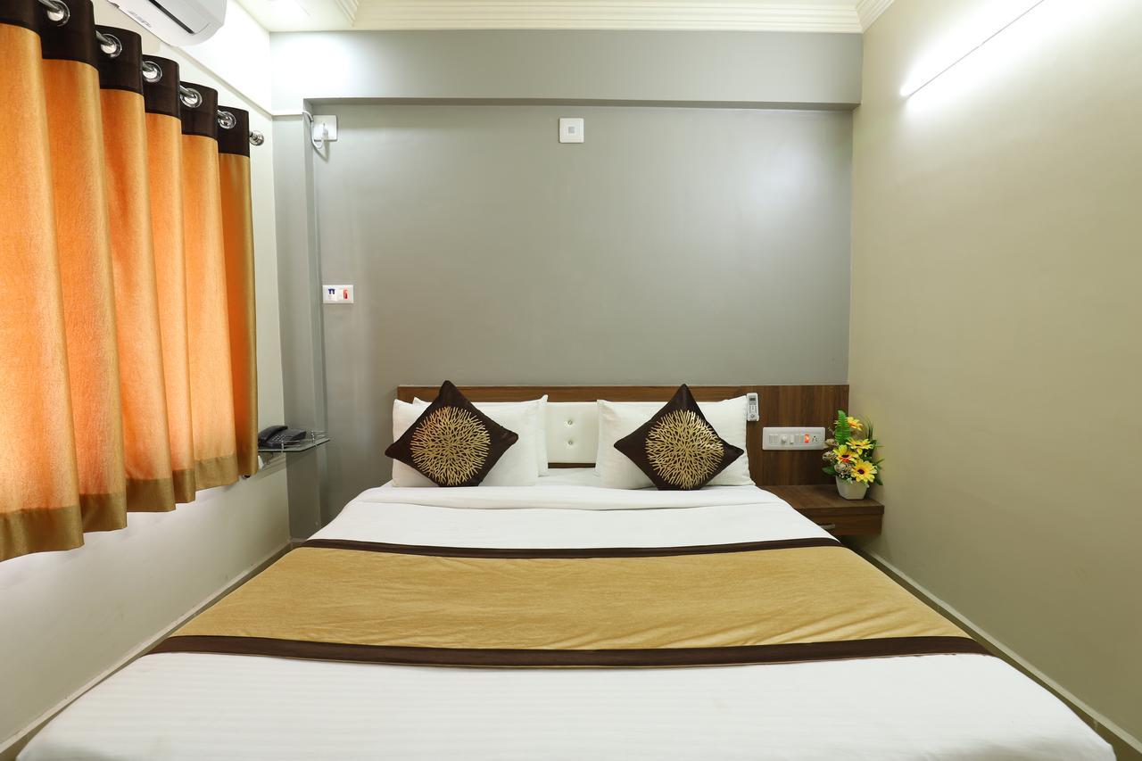 Hotel Loyal Residency Jāmnagar Dış mekan fotoğraf
