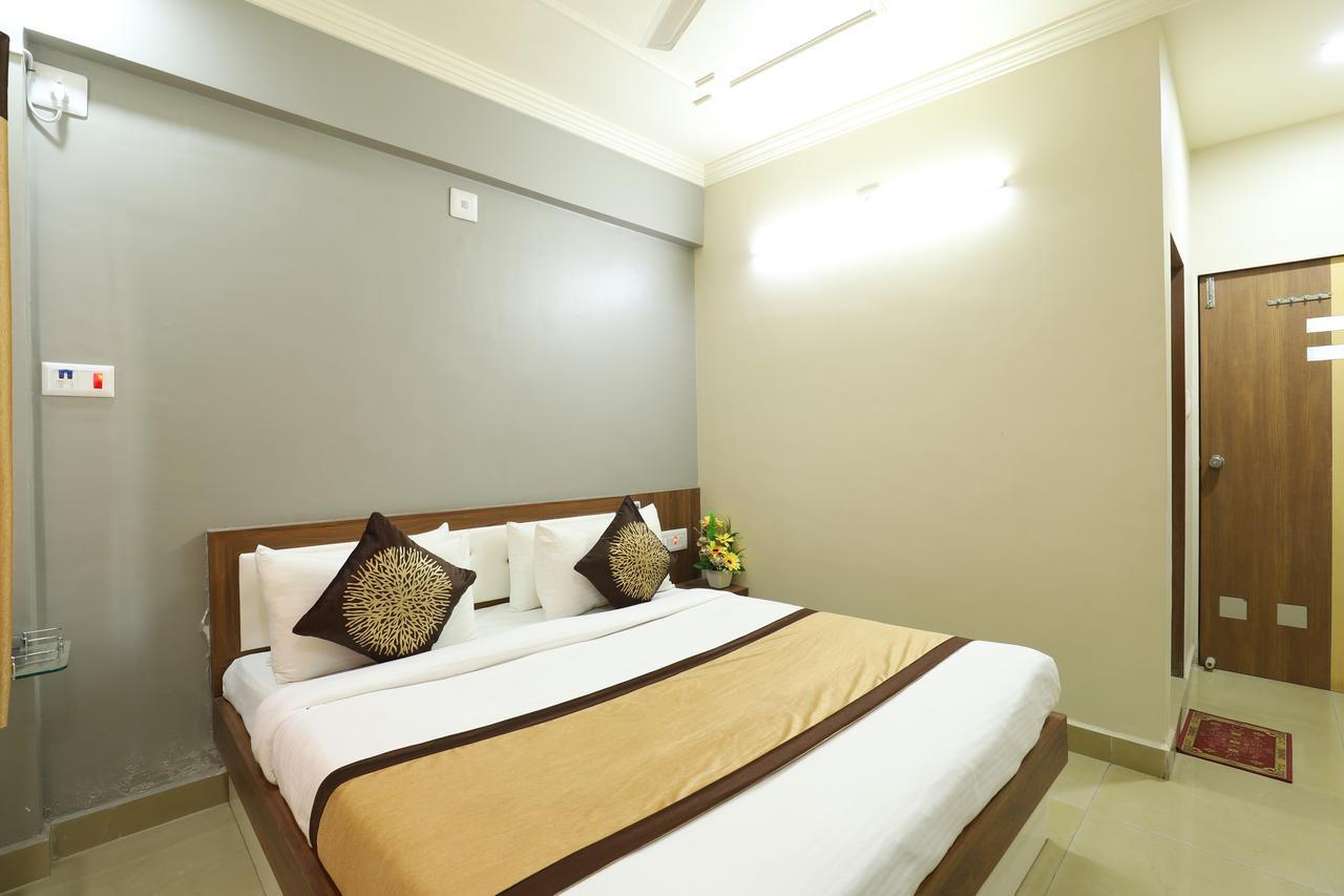 Hotel Loyal Residency Jāmnagar Dış mekan fotoğraf