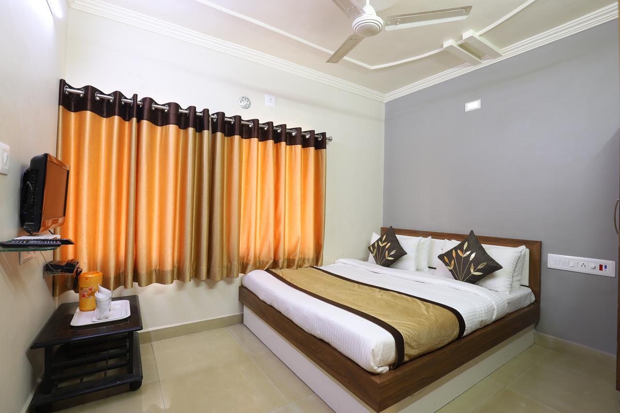 Hotel Loyal Residency Jāmnagar Dış mekan fotoğraf
