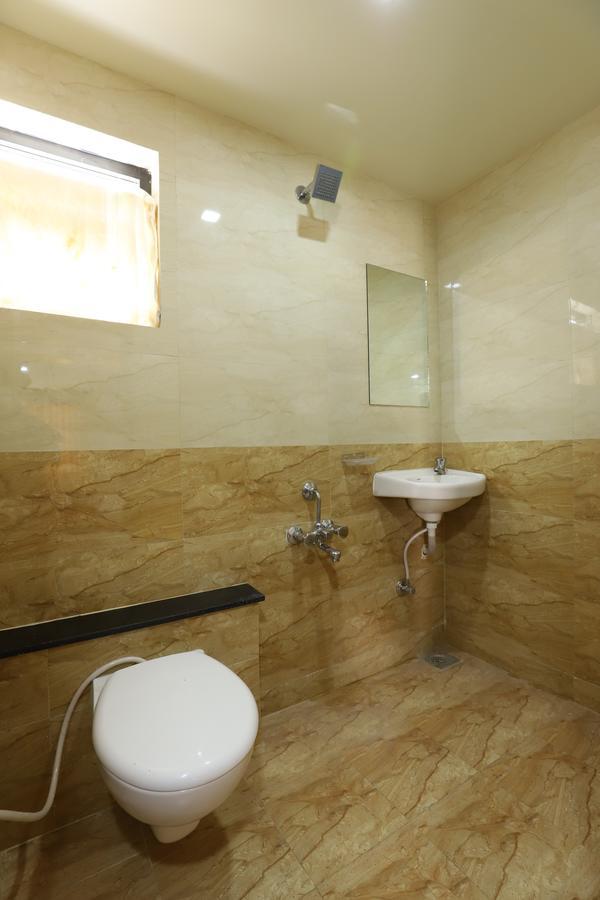 Hotel Loyal Residency Jāmnagar Dış mekan fotoğraf
