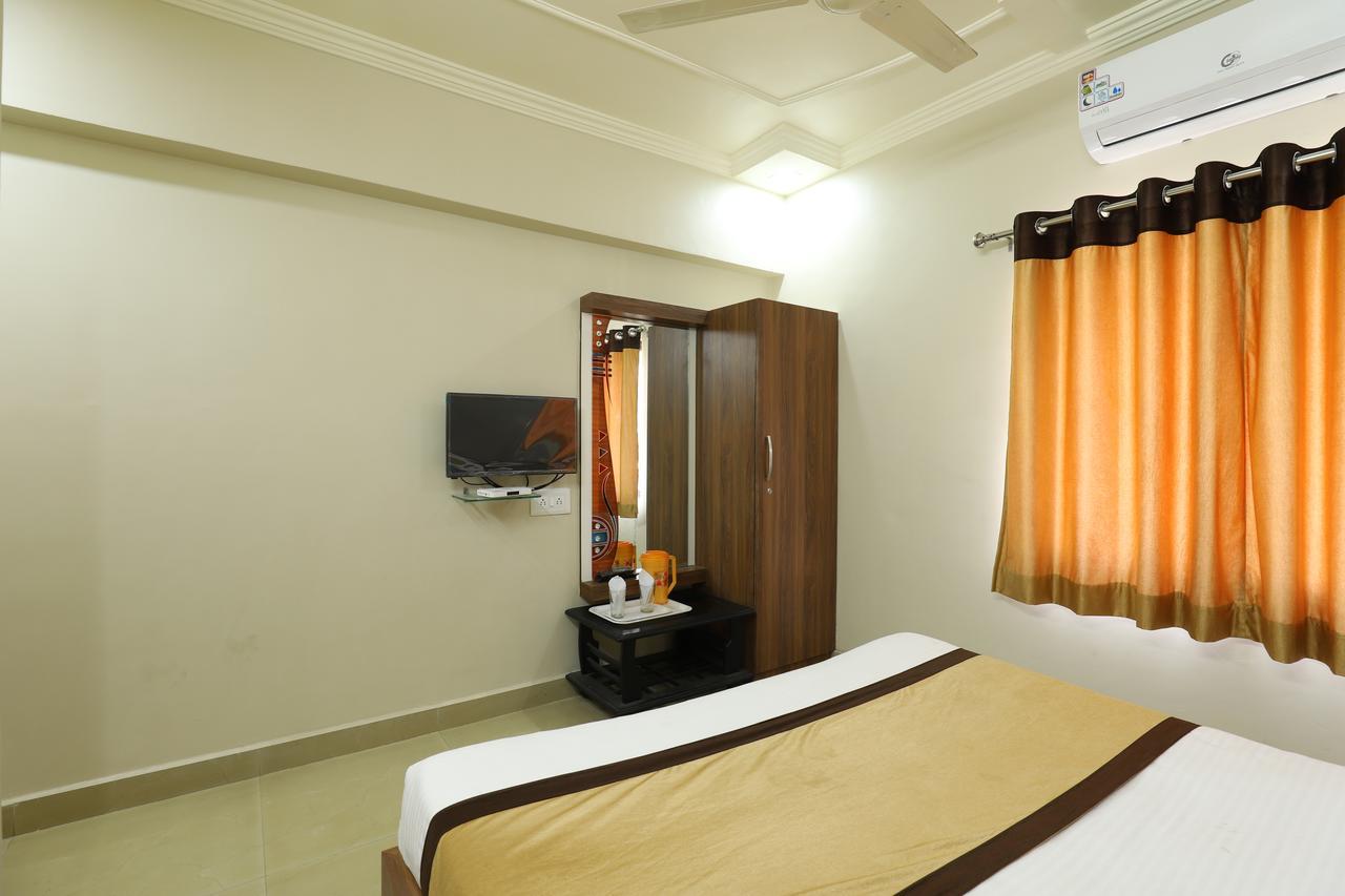 Hotel Loyal Residency Jāmnagar Dış mekan fotoğraf