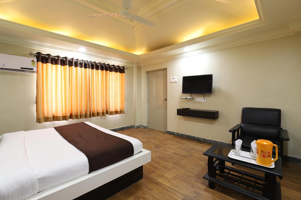 Hotel Loyal Residency Jāmnagar Dış mekan fotoğraf