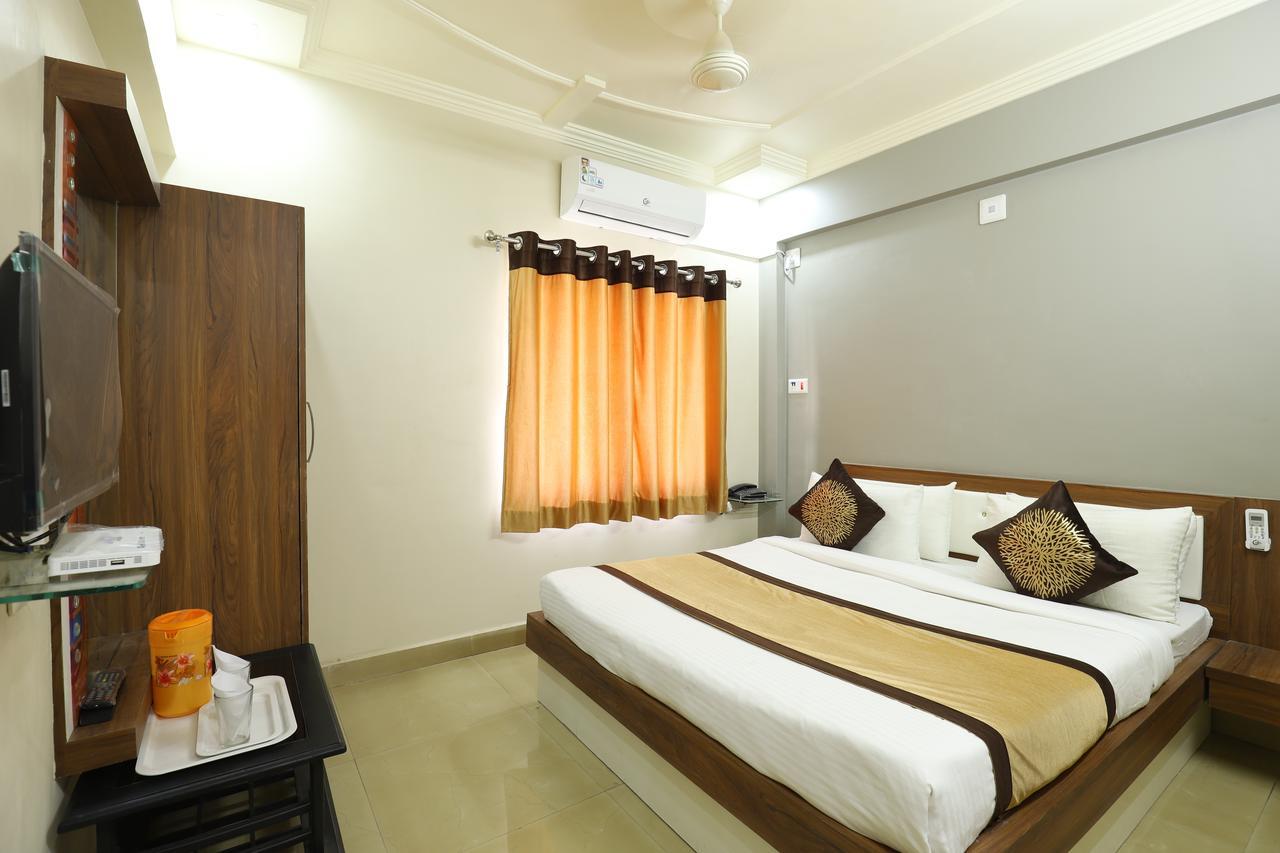 Hotel Loyal Residency Jāmnagar Dış mekan fotoğraf
