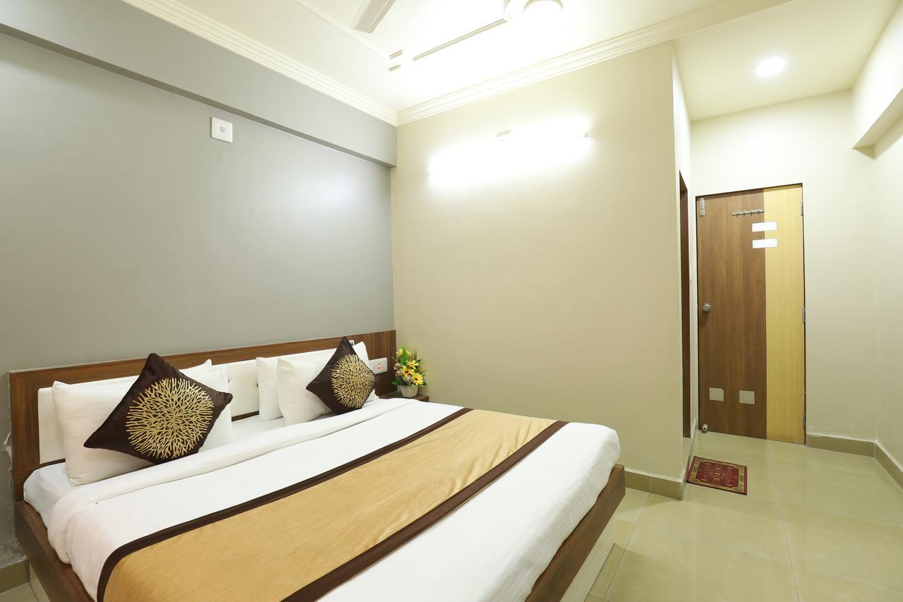 Hotel Loyal Residency Jāmnagar Dış mekan fotoğraf