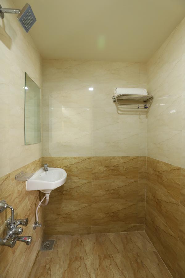 Hotel Loyal Residency Jāmnagar Dış mekan fotoğraf
