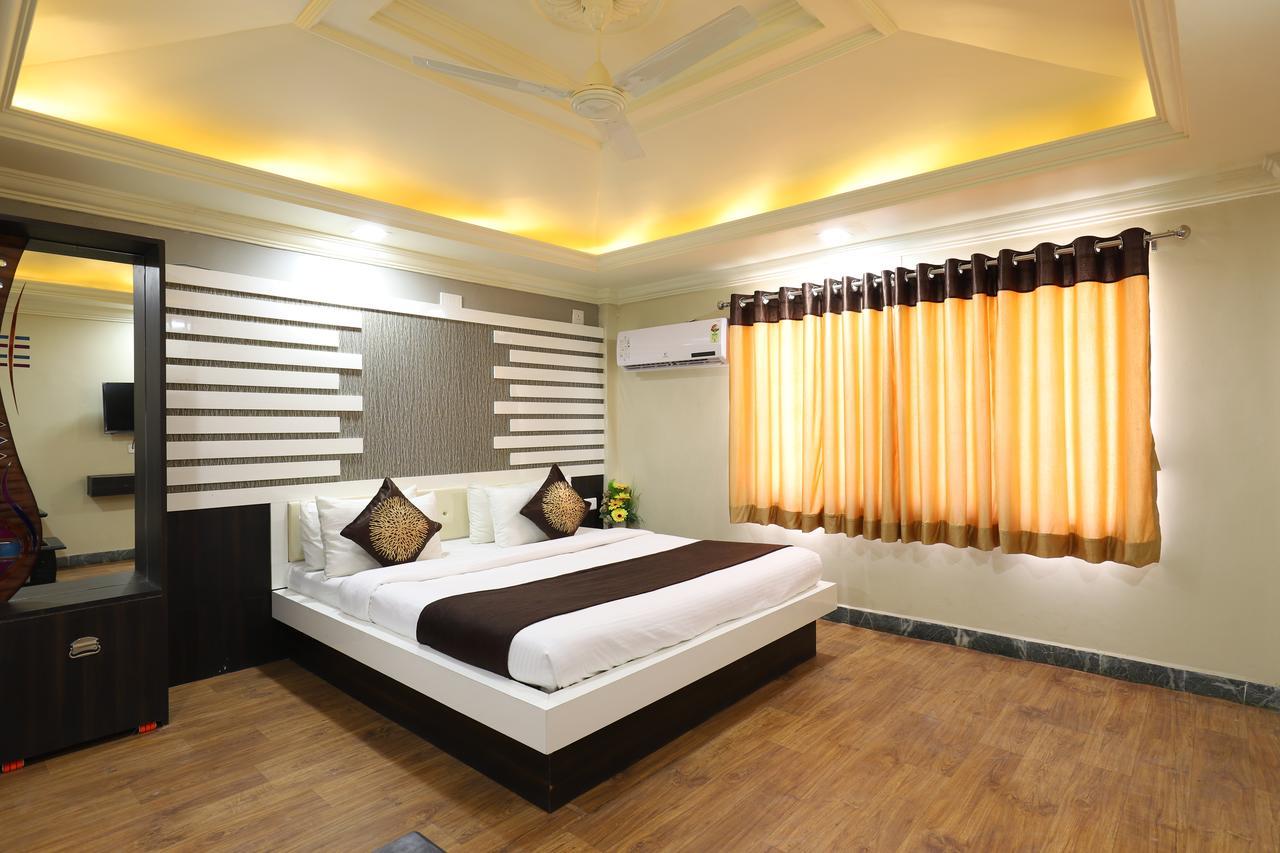 Hotel Loyal Residency Jāmnagar Dış mekan fotoğraf