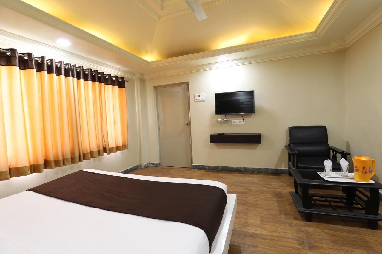 Hotel Loyal Residency Jāmnagar Dış mekan fotoğraf