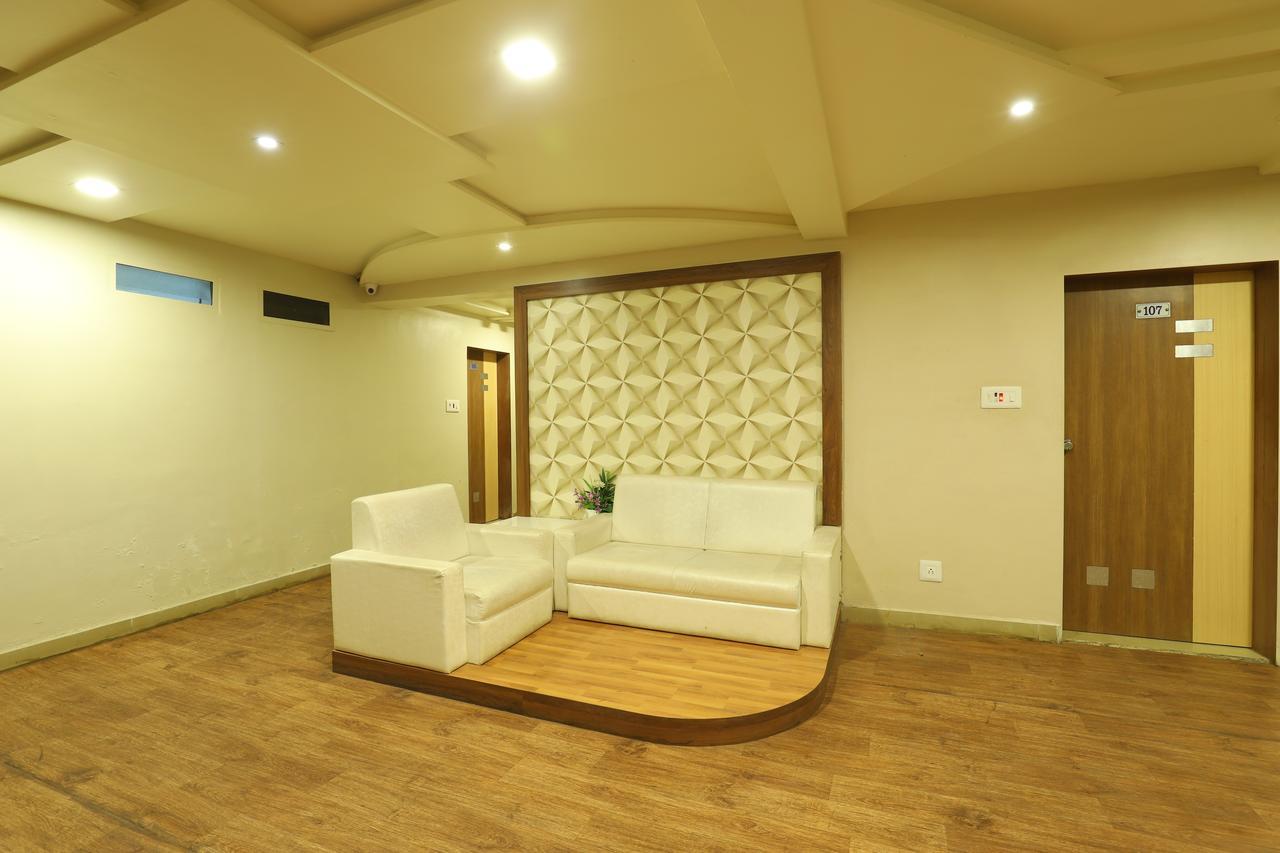 Hotel Loyal Residency Jāmnagar Dış mekan fotoğraf