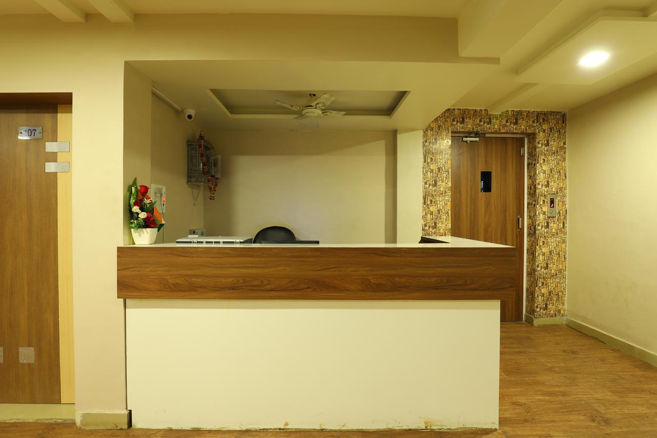 Hotel Loyal Residency Jāmnagar Dış mekan fotoğraf