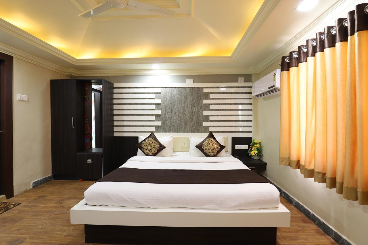 Hotel Loyal Residency Jāmnagar Dış mekan fotoğraf