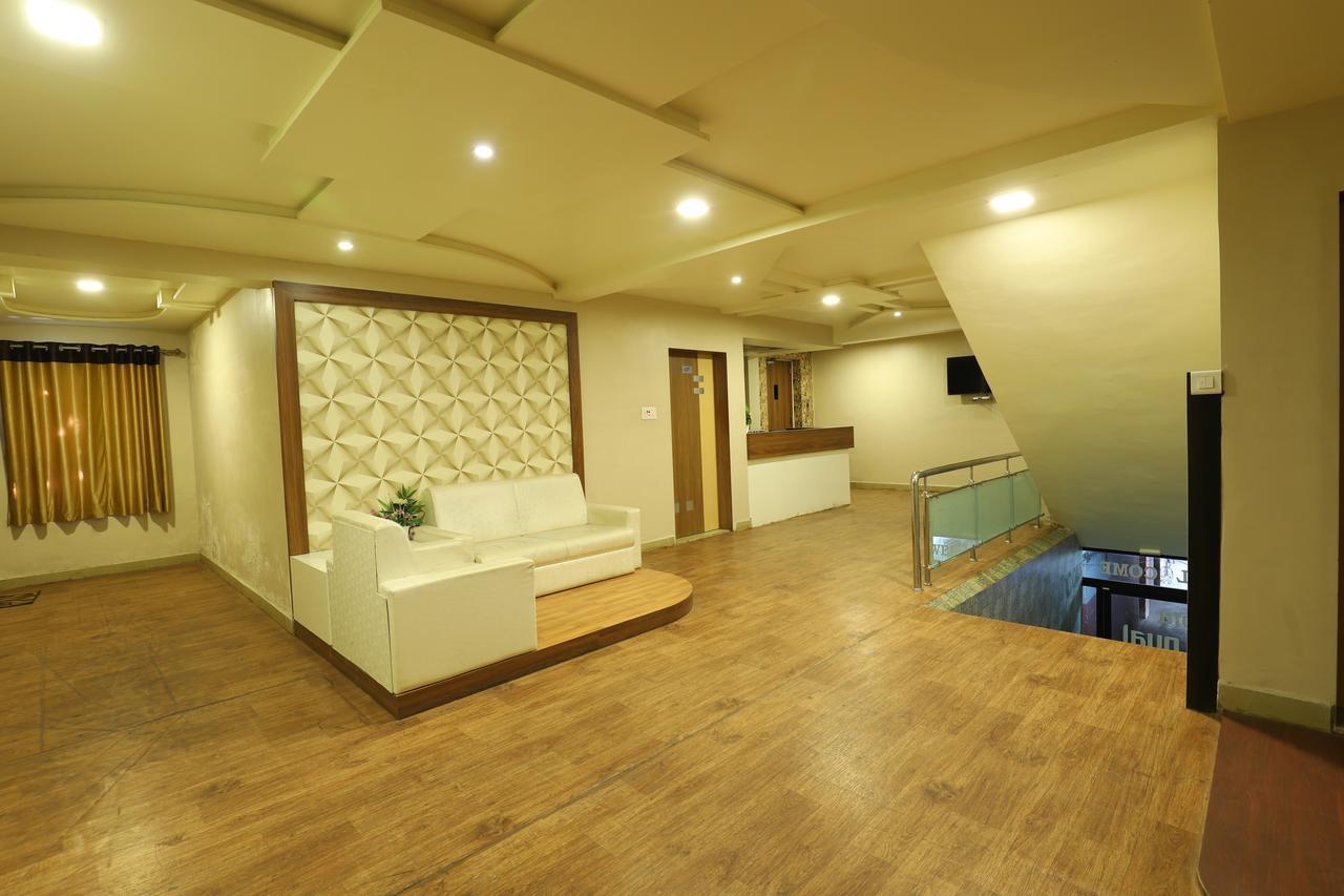 Hotel Loyal Residency Jāmnagar Dış mekan fotoğraf