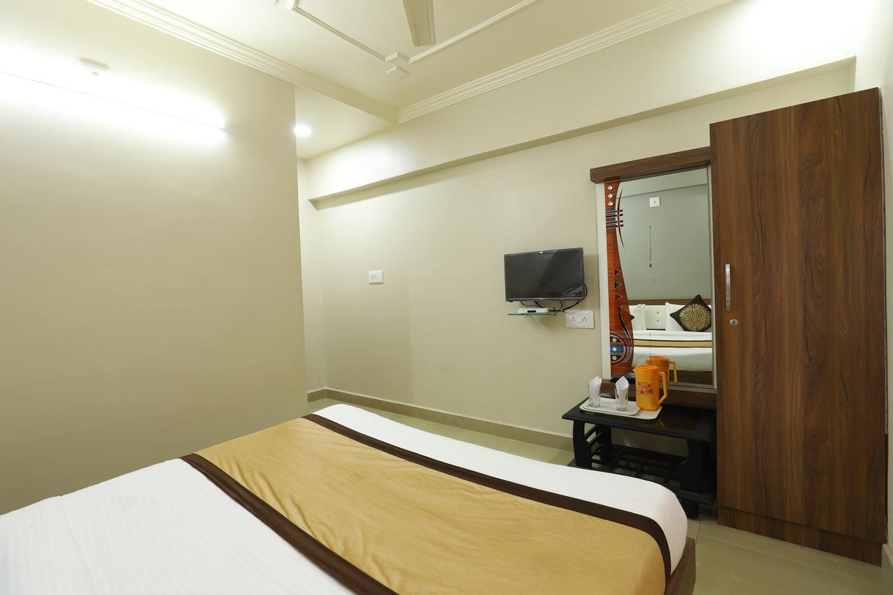 Hotel Loyal Residency Jāmnagar Dış mekan fotoğraf