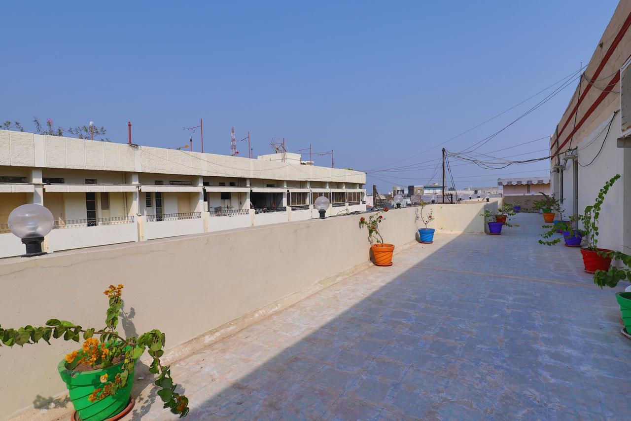 Hotel Loyal Residency Jāmnagar Dış mekan fotoğraf