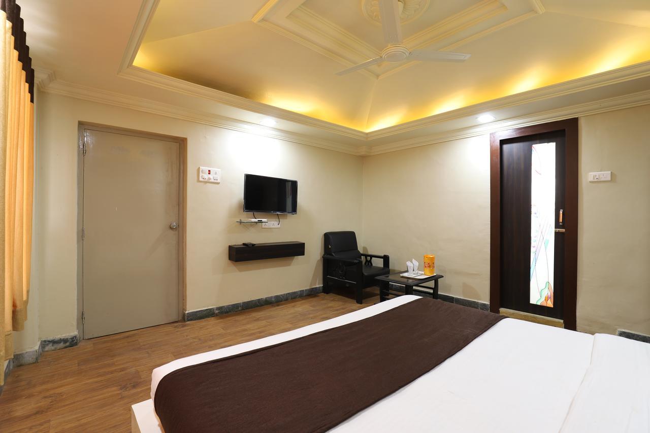 Hotel Loyal Residency Jāmnagar Dış mekan fotoğraf