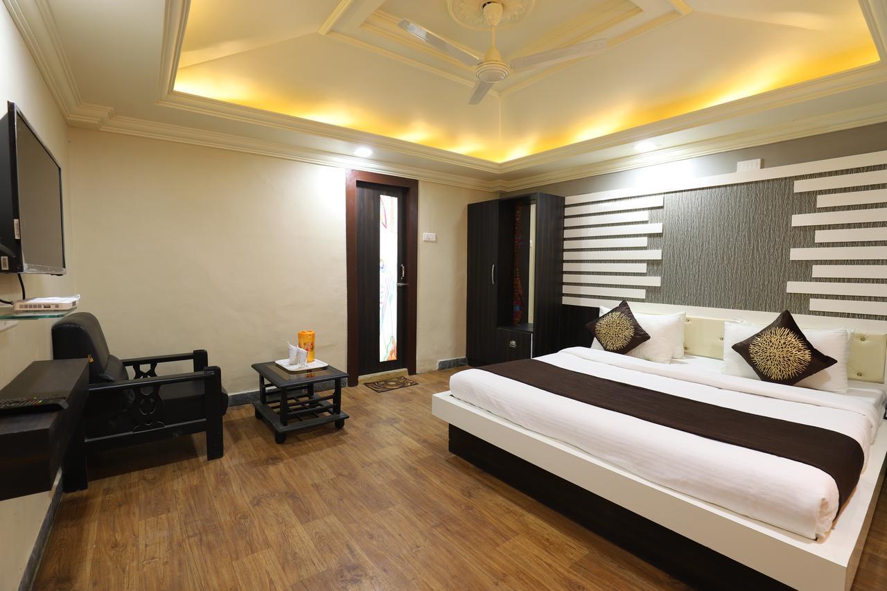 Hotel Loyal Residency Jāmnagar Dış mekan fotoğraf