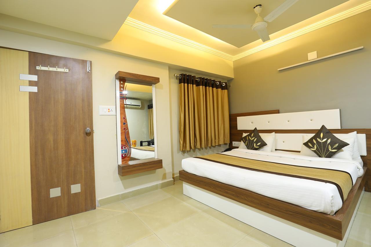Hotel Loyal Residency Jāmnagar Dış mekan fotoğraf