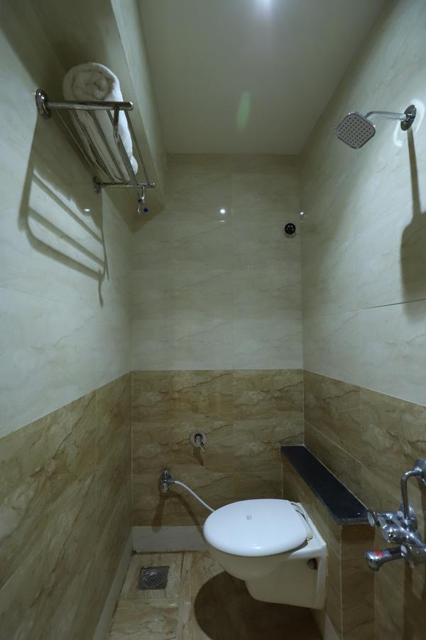 Hotel Loyal Residency Jāmnagar Dış mekan fotoğraf