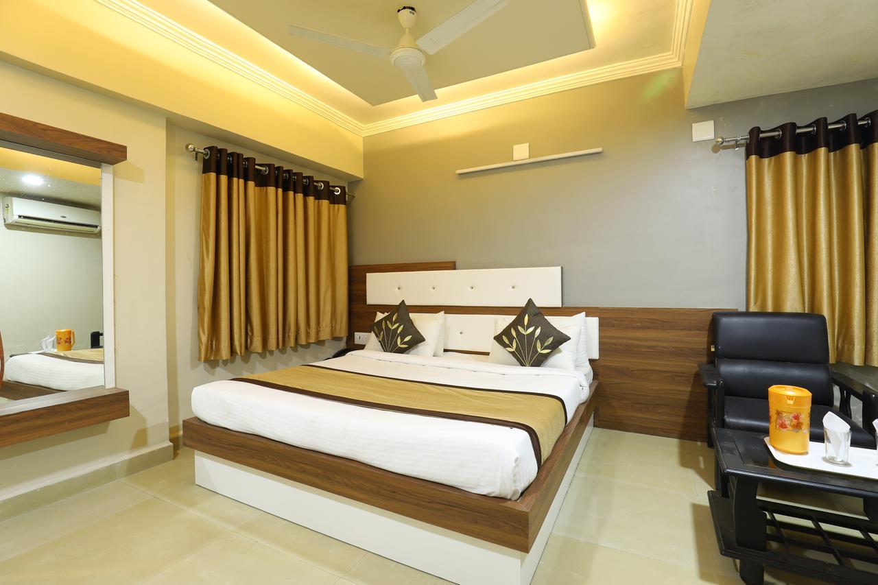 Hotel Loyal Residency Jāmnagar Dış mekan fotoğraf