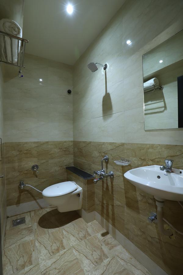 Hotel Loyal Residency Jāmnagar Dış mekan fotoğraf