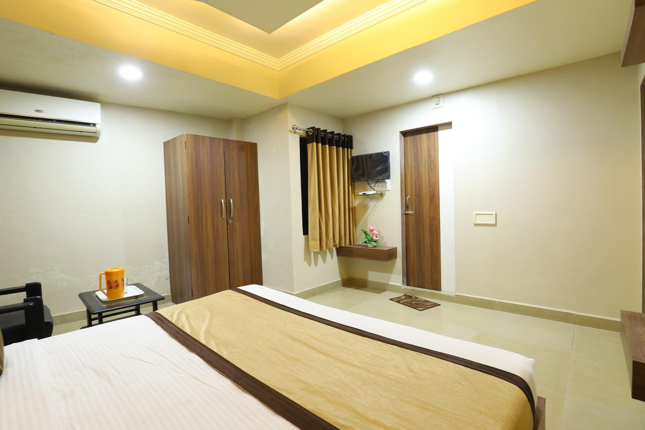Hotel Loyal Residency Jāmnagar Dış mekan fotoğraf