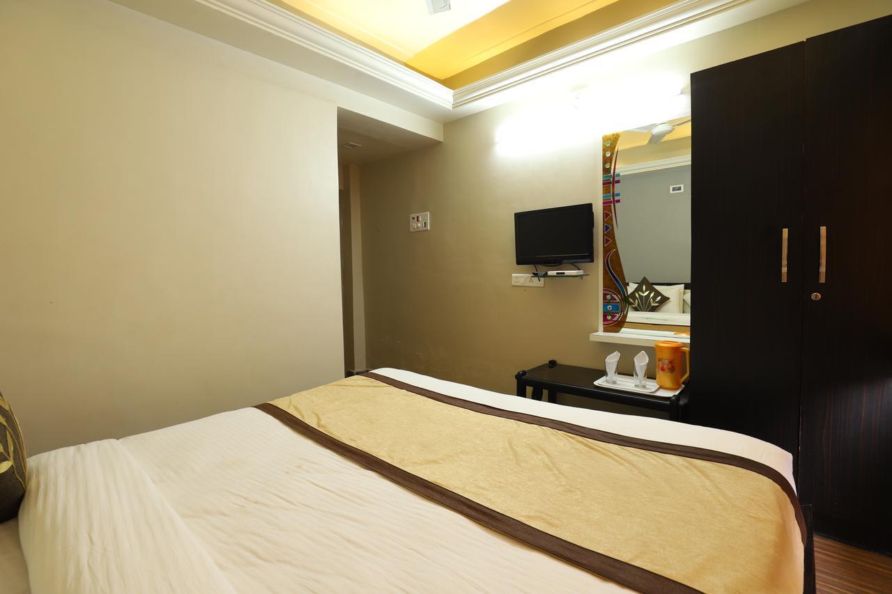 Hotel Loyal Residency Jāmnagar Dış mekan fotoğraf