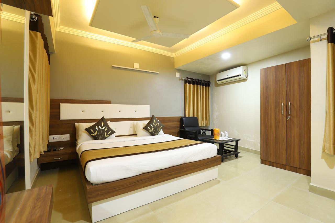 Hotel Loyal Residency Jāmnagar Dış mekan fotoğraf