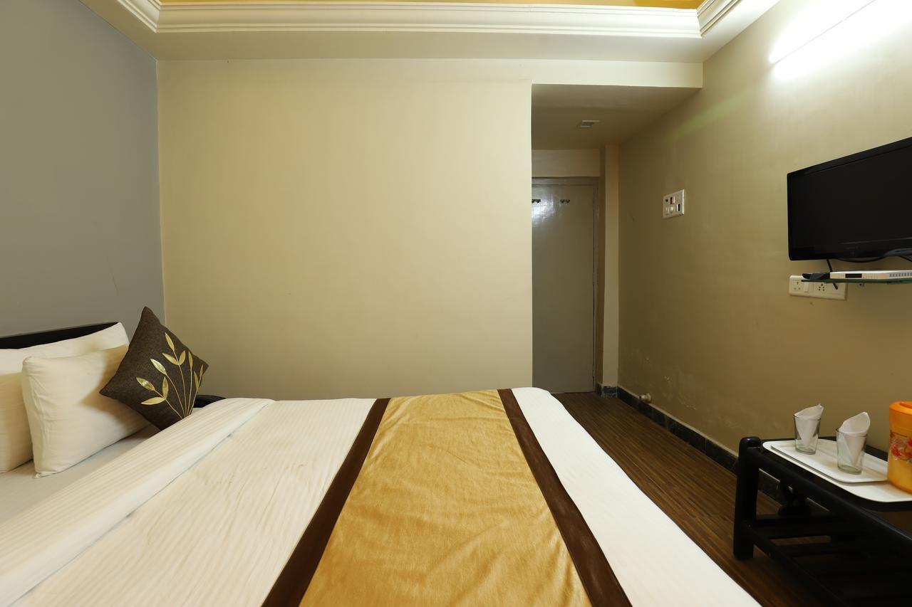 Hotel Loyal Residency Jāmnagar Dış mekan fotoğraf
