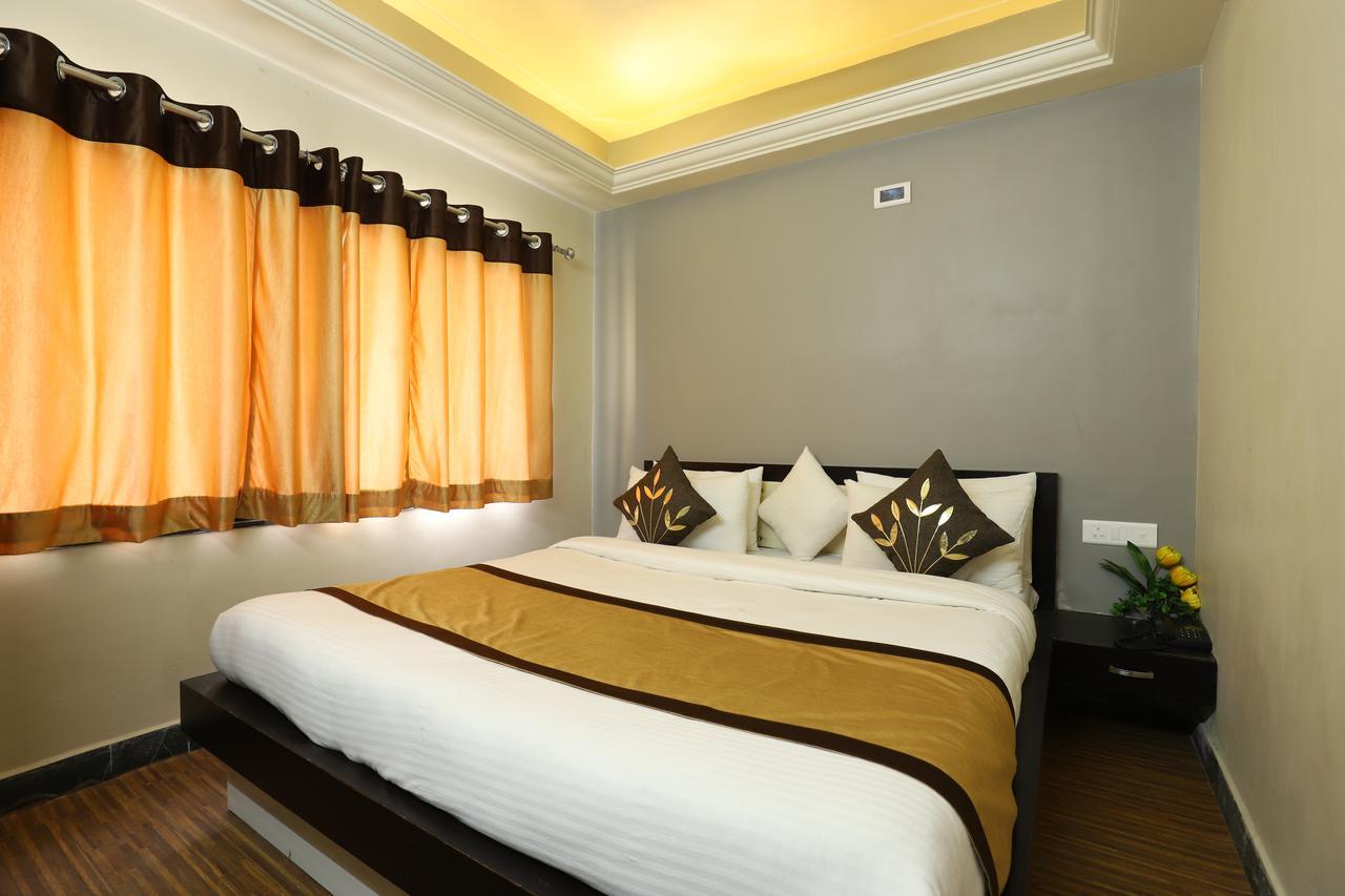 Hotel Loyal Residency Jāmnagar Dış mekan fotoğraf