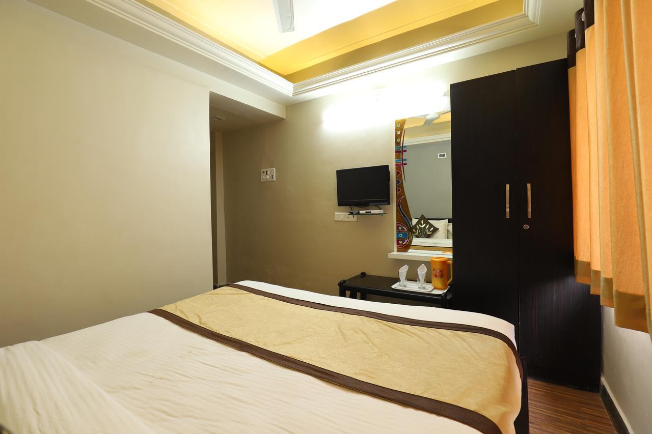 Hotel Loyal Residency Jāmnagar Dış mekan fotoğraf