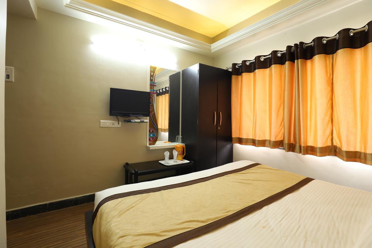 Hotel Loyal Residency Jāmnagar Dış mekan fotoğraf